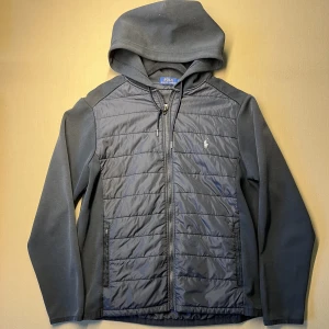 Ralph Lauren cardigan  - Skön Ralph lauren cardigan. Funkar perfa nu mot sommaren. Ganska sval och fungerar mot vind. Riktigt snygg också. Storlek L nästan nyskick. Fler frågor kontakta gärna!