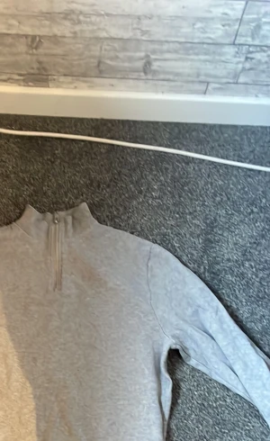 Tröja från ASOS  - Grå tröja fram ASOS med dragkedja ny skick ganska stor i storleken 