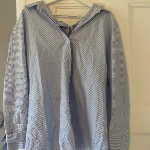Oversized skjorta från Zara i stl XS, fin skärning i ryggen!