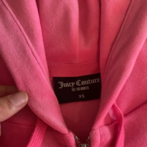Juicy tröja - Säljer denna neon rosa juicy tröjan för sålde byxorna till dem. Och knappt använt den rosa tröjan. Pris kan diskuteras. Stl Xs