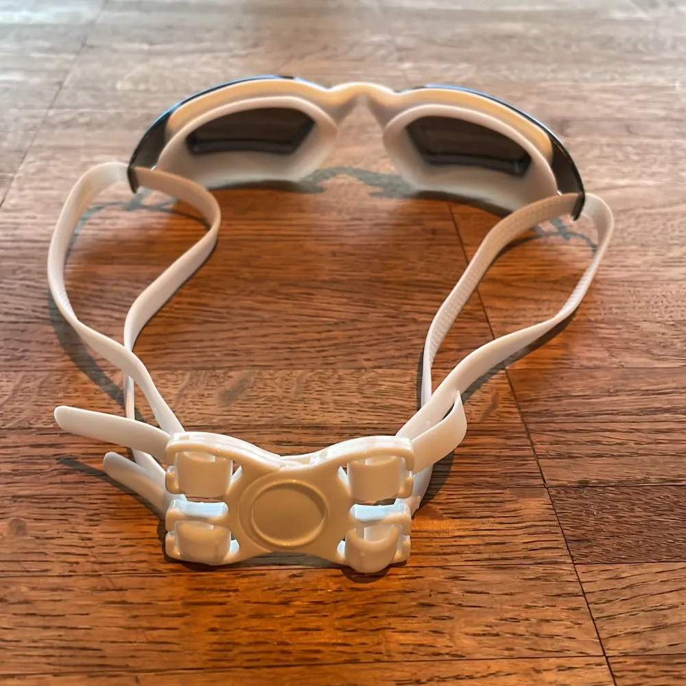 Vita högkvalitativa simglasögon från Chimi, aldrig använda.. Accessoarer.