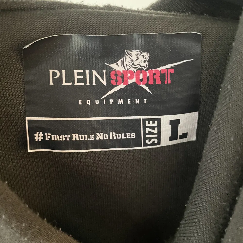 Äkta PP sport hoodie Storlek L fits M Skick 7/10  Som du ser på bilden hänger lappen i nacken lite eftersom den är använd. Tröjor & Koftor.
