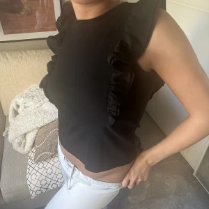 Topp - Jättefin topp från Lindex kids som är förliten för mig. Storlek 146-152 men den passar min syster som är 163 och bär S (bild)! 