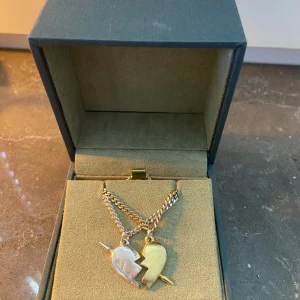 Maria Nilsdotter halsband  - Halsband från Maria Nilsdotter. Bra skick, ordinarie pris 3 095 kr🫶❤️köp separat för 1400 st🫶❤️