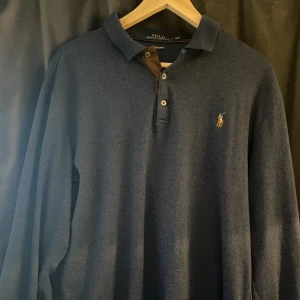 Ralph Lauren Långärmad Piké  - Säljer denna sjukt snygga piké eftersom att den inte passar. Nypriset ligger på 1400kr och skicket är klockrent! Tröjan är ganska tunn, så den är perfekt till sommaren😊 Hör av dig vid minsta lilla fundering🤝🏼