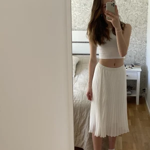 Vit långkjol (OBS jag är 180cm så den ser kort ut) - Superfin och inne vit långkjol i storlek xs. Som tidigare nämnt är jag 180cm lång och därav ser kjolen kortare ut! Den är försiktigt använd och har inga hål eller andra anmärkningar. Säljer för 150kr :) 