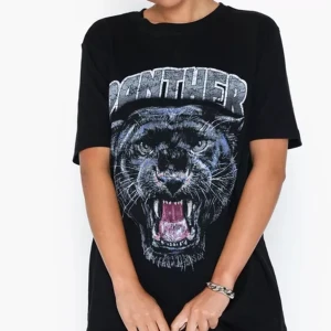 T-shirt - Säljer den a jättecoola t-shirt från Nelly med tryck. Bra skick! Storlek XS men sitter oversized💕 Köparen står för frakt!