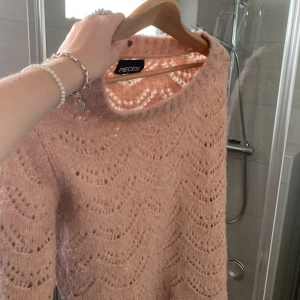 Stickad tröja  - Så mysig och fin stickad tröja i en rosa/aprikos färg💕SÅ fin till sommaren över en klänning eller kjol! Storlek L men skulle säga en S/M