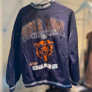 Oversized sweatshirt  - Oversized sweatshirt från h&m. Lite nopprig men annars i bra skick. Skriv för fler bilder🥰 pris kan diskuteras.