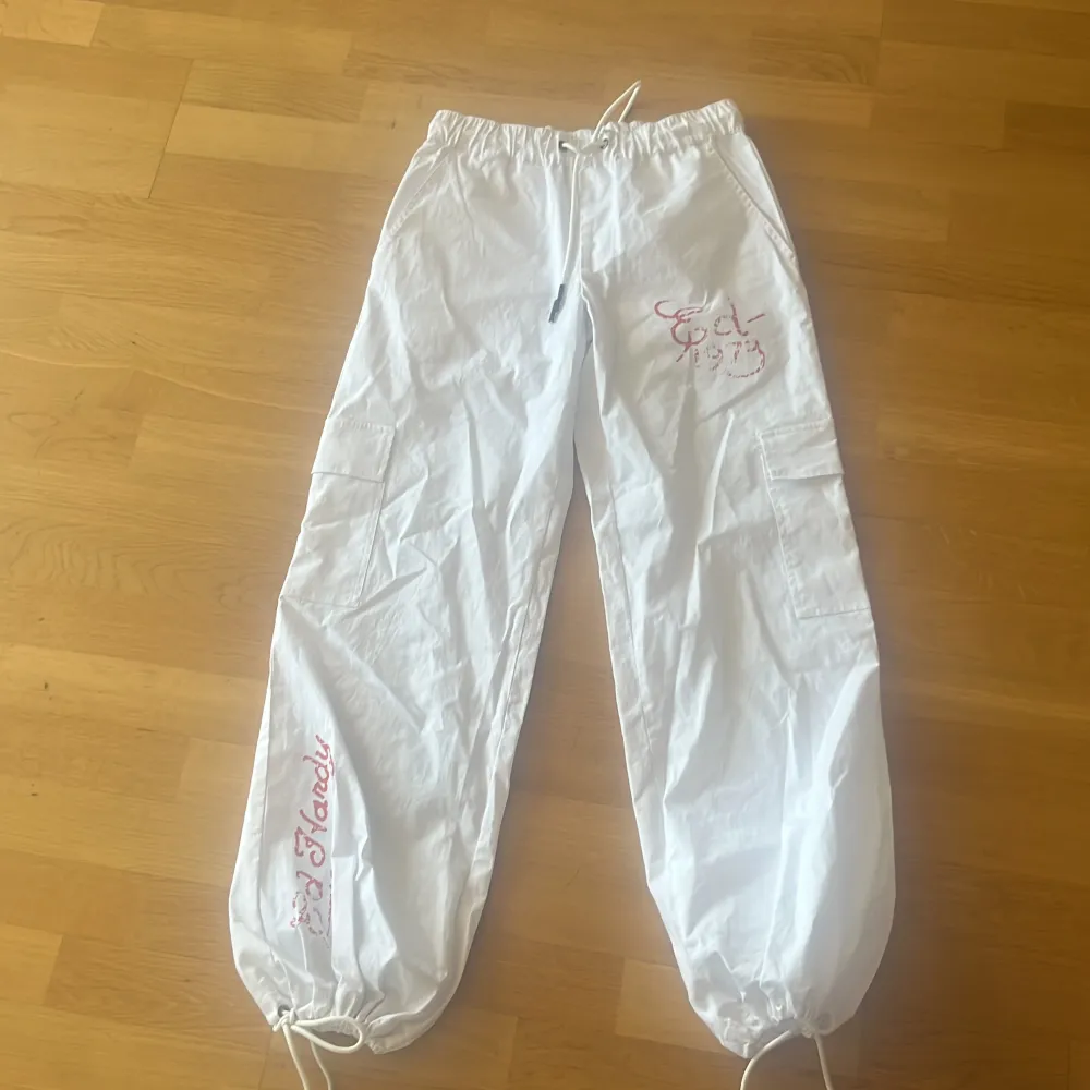 Jätte fina byxor köpta i London, storlek xs, aldrig använt och man kan spänna ut där nere. Nypris 1250kr. Jeans & Byxor.