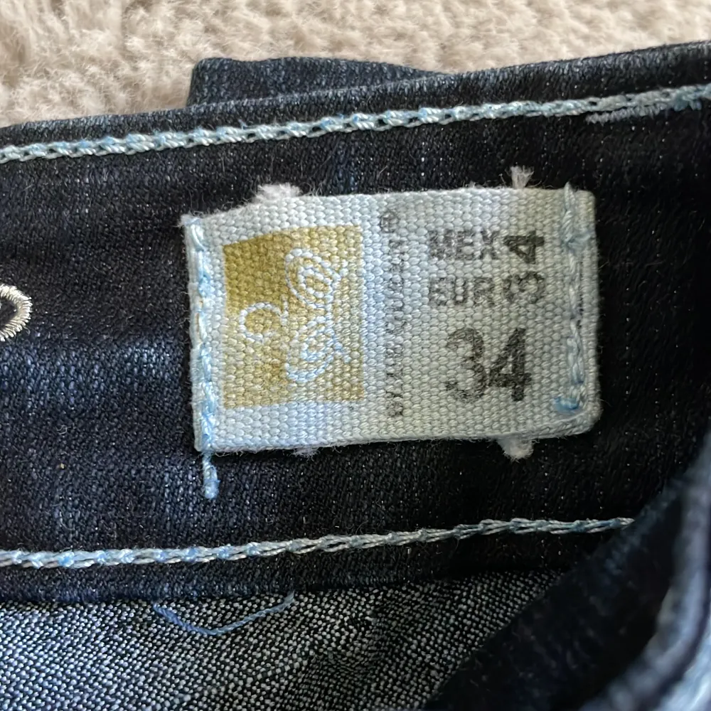 Low waisted bootcut jeans, aldrig använda då de ej gick att lämna tillbaka. Midjemåttet 34cm tvärsöver, grenhöjd 18cm, innerbenslängd 83cm! Skriv innan du köper! 😄. Jeans & Byxor.
