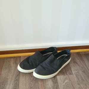 Låga tygskor svarta - Ett par svarta låga tygskor. Skonsamt använda skor på avslutningar. Kan båda ha strumpor och vara barfota i. Passa på att köpa de 28/5 när det är fraktfritt, otroligt billiga skor.