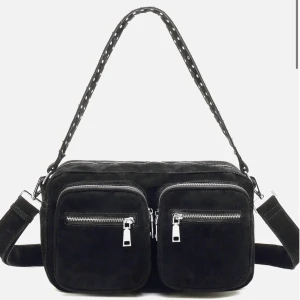  Noella Celia väska - Hej säljer nu denna väska då jag aldrig använder den inprinsip ny skriv för egna bilder🥰