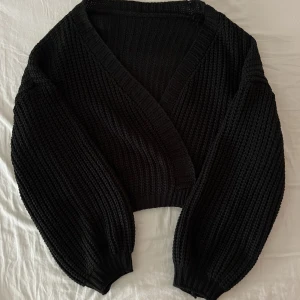 Svart kofta - En super varm kofta. Pefekt till både vintern och en kall sommarkväll. Aldrig använts bara provats på. Inga defekter. Skriv om ni har frågor🖤. Priset kan diskuteras