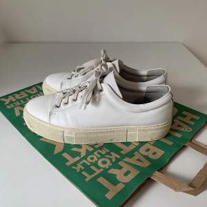 Vita sneakers från HOPE i hög kvalité. Nypris: 2 000 kr.