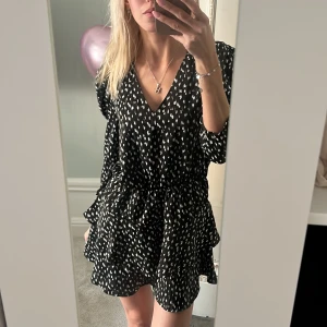 Sommarklänning  - Så fin sommarklänning köpt från Nellly förra året! Använd en gång! Storlek 36/S 