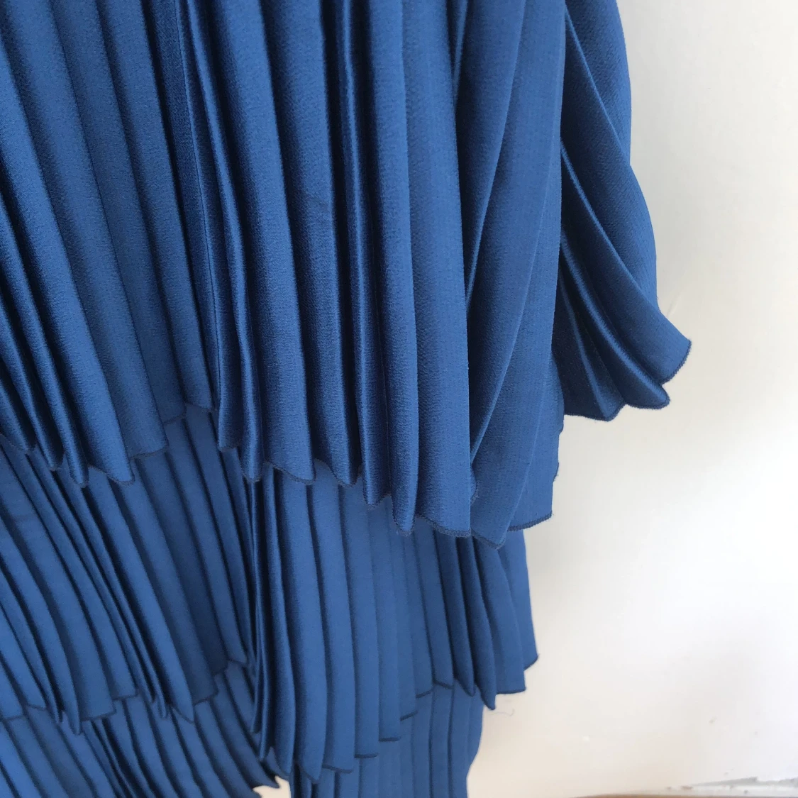 Plisserad blå klänning - 90