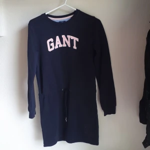 GANT tröja/klänning!  - Marinblå/rosa tröjklänning med dragsko i midjan! Märket Gant.