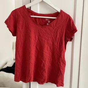 V-ringad t-shirt - Röd, v-ringad tshirt köpt på Ullared. Säljer då den inte kommer till användning💕✨