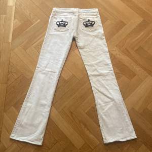 Säljer nu mina jätte snygga lågmidjade bootcut Victoria Beckham jeans!!!!  De har ett en super liten ljusblå färg fläck men det är inget man knappt ser. Endast seriösa budningar ❤️❤️ Midjemått:41 cm (rakt över) Benmått:107cm Innerbensmått:88 cm