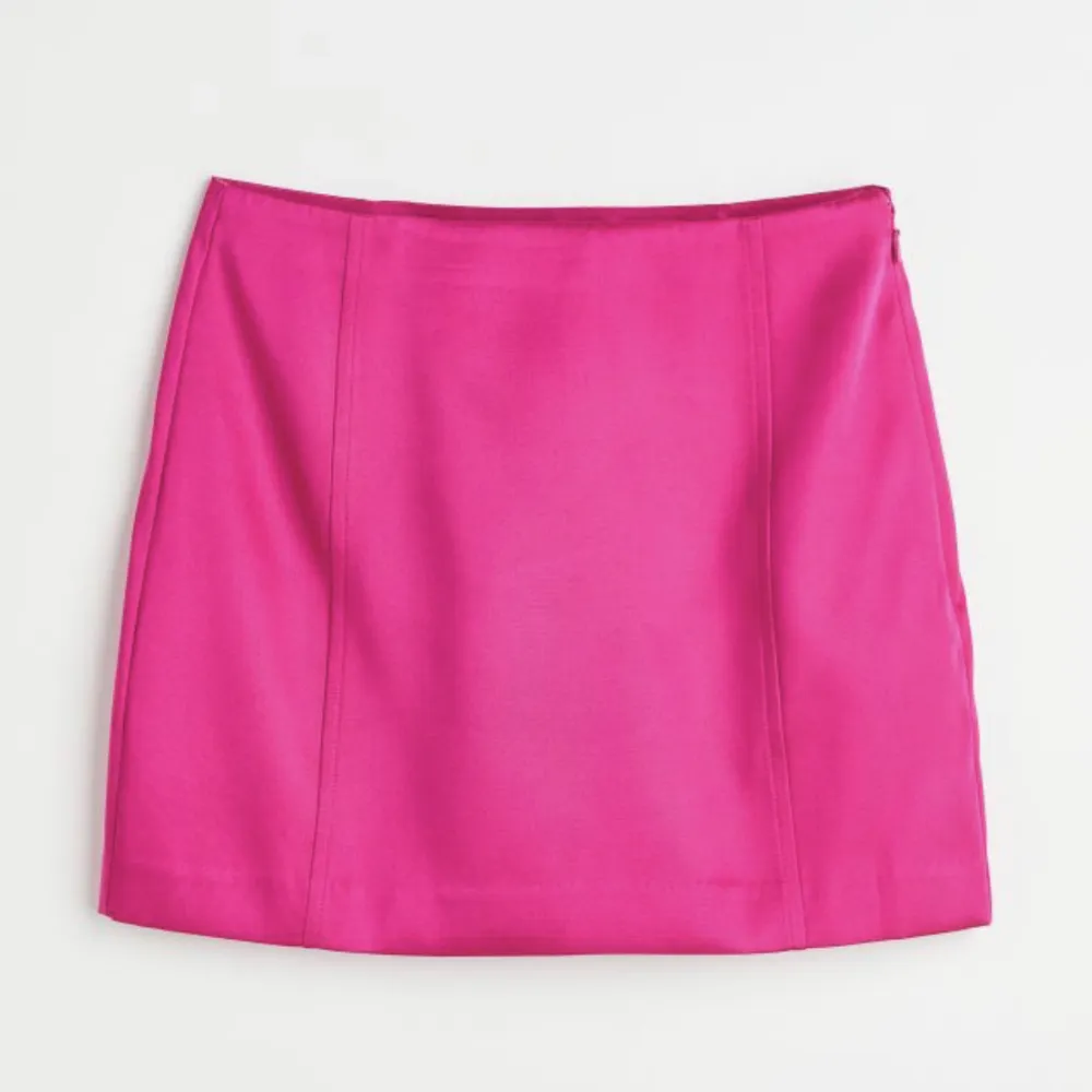 Fin rosa kjol från H&M i storlek 36. Det finns inbyggda tunna shorts! Den är tyvärr för liten på mig. Aldrig använd så prislappen är kvar. Kjolar.