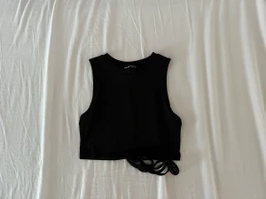 Svart linne - Ett svart linne men jätte gulliga snören som man kan styla runt sig eller gömma dom väldigt lätt. Aldrig använts. Inga defekter🖤priset går att diskutera 