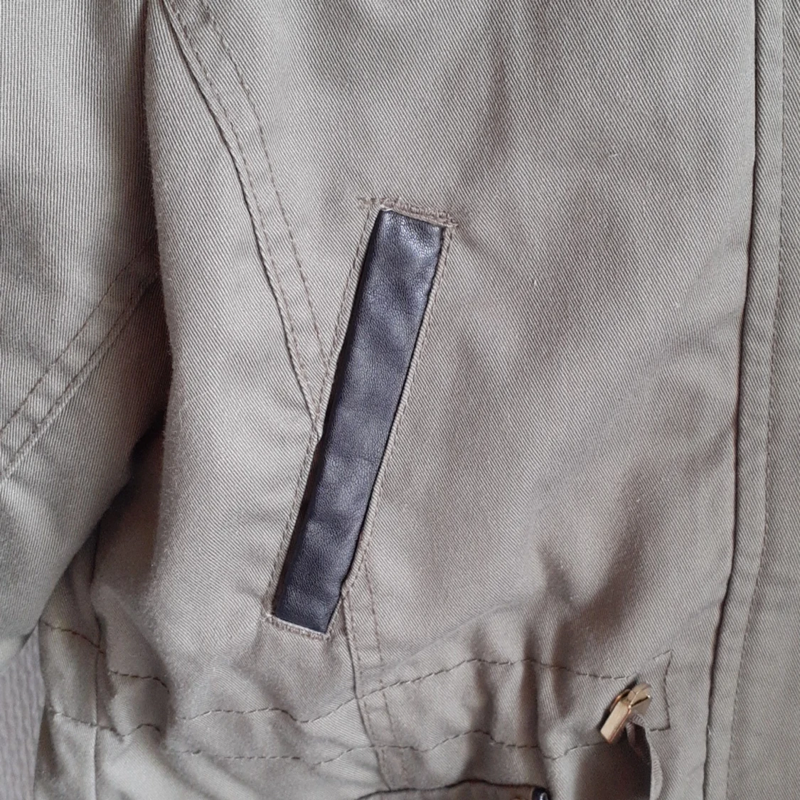 Kakigrön höstjacka med päls och läderdetaljer! - 90