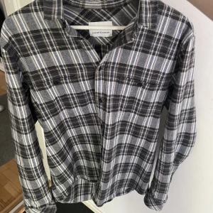Samsøe samsøe - Säljer min Samsøe Samsøe skjorta.  Ny pris runt 1500kr. Inte använt specifikt mycket. Skriv till mig om fler funderingar.