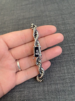 Äkta silver länk - Jag säljer min oanvända cordell länk 8mm i äkta silver då jag köpte ett annat armband i samma veva.  Det är 22cm och skiner