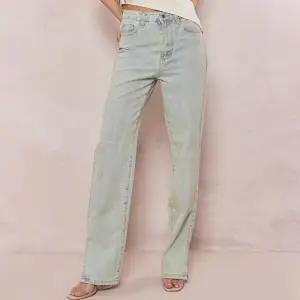 Jätte snygga jeans från plt helt nya med prislapp kvar, säljer då dom va lite för stora för mig. Storleken är S/M men mer åt S hållet skulle jag säga