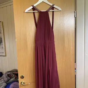 Vinröd klänning  Fint skick - använd 1 gång.  Märke: NLY Stl 34