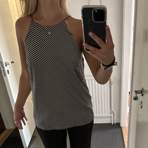 Topp - Superfin randig tröja 🖤🤍