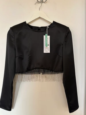 Tröja - Oanvänd fest topp från Ginatricot i storlek 34 🌸 Köpte den för 399kr och säljer den för 150kr 🫶🏼