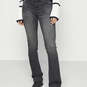 Säljer mina lågmidjade och utsvängda ltb jeans i modellen fallon❤️ Byxorna är i fint skick då jag aldrig använt dem😊Passar mig bra om är 164.