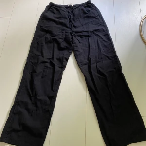 Linnebyxor  - Säljer nu dessa helt oanvända linnebyxor ifrån Ginatrico , helt slutsålda över allt! Inga fläckar eller hål! Säljer för 350kr+frakt, kom privat för mer🤍🤍stolek xs men passar S också 