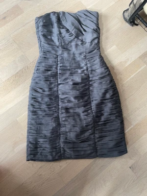 Fodral klänning med drapering Stl 36 - Fin kort klänning i nyskick . Axelbandslös 