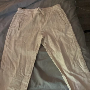 Linnebyxor  - Säljer dessa oskadade och fina linnebyxor från zara i storlek L  Inga skador eller liknande  Använt ett fåtal gånger  Köptes för 399kr för ett par månader sen