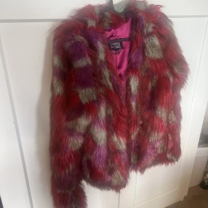 Fake fur färgglad röd  - Färgglad fuskpäls   Rebecka Stella design