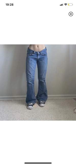 Skitsnygga lågmidjade levis jeans! Liten slitning som knappt syns men går enkelt att sy igen annars💕skriv priv för midjemåttet osv