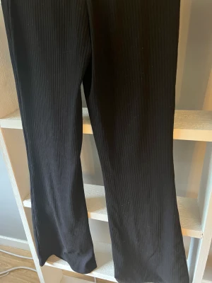 Byxor - Utsvänga ribbade byxor från h&m