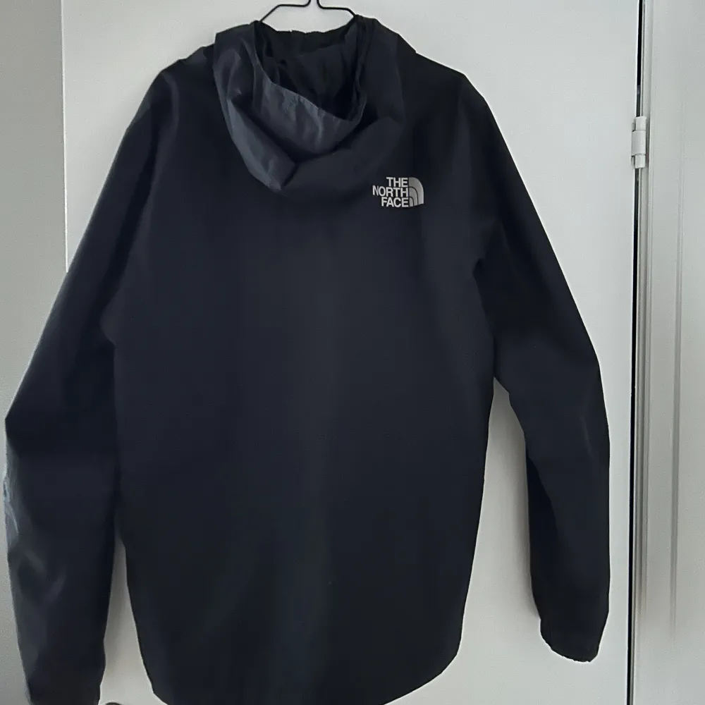 Snygg och Classic north face jacka. Windbreaker material som funkar att använda vår alla årstider. Jackan är i ett väldigt fint skick:). Jackor.