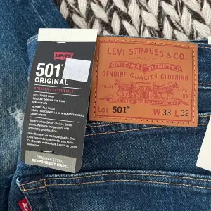 Säljer dessa helt nya och aldrig använda Levi’s byxor. Storleken är 33x32 och de har fin straight fit. Original priset är 1099kr. Pris kan diskuteras.