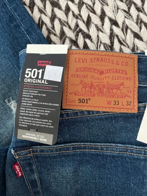 501 original Levi’s Jeans - Säljer dessa helt nya och aldrig använda Levi’s byxor. Storleken är 33x32 och de har fin straight fit. Original priset är 1099kr. Pris kan diskuteras.