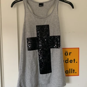 Ett linne med kors på 🤍 - Ett linne med kors på helt ny inga skador köpte för 50kr❤️