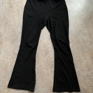 Svarta utsvängda byxor  - Ett par superfina svarta utsvängda byxor som sitter så fint!🤩 (använts några gånger!)