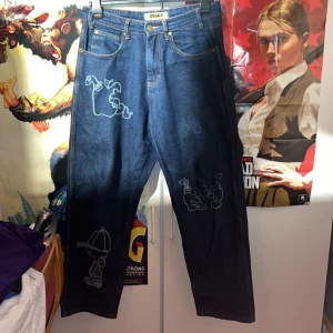 Butter Goods Jeans  - Säljer min baggy butter jeans då jag inte känner att de kommer till användning längre, använda ett flertal gången men inget märkbart slitage. Köpta från Butters hemsida för ca ett halvår sedan. Tveka inte att skriva om det finns frågor ✌️