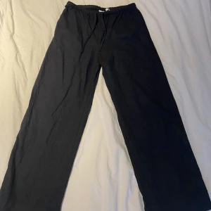 Svarta linnebyxor - Weekday - Säljer mina skitsnygga svarta lågmidjade linnebyxor från Weekday. Perfekt fit!! Använda ett fåtal gånger. Väldigt bra skick! ❤️‍🔥