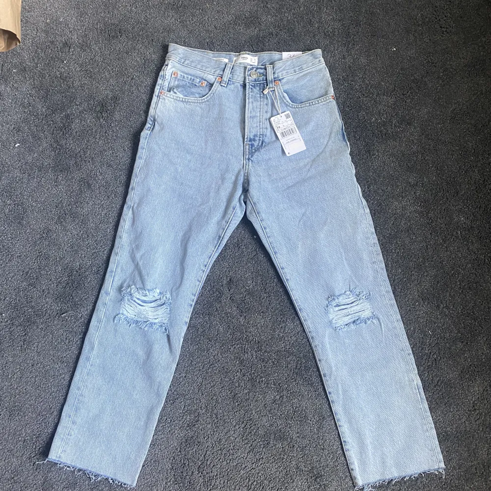 Jeans från MANGO som alldrig blivit använda då dom är för stora på mig. Storlek 36☺️. Jeans & Byxor.