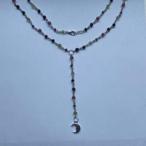 Rosary inspirerat hemgjort halsband! Pärlor i lila, rosa, genomskinlig gul, svart och vinröd. Hängsmycket kan bytas till någon på sista bilden!! :D