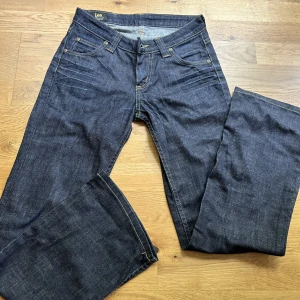 Lee jeans - Lee jeans som är använda sparsamt. Säljer då de inte passar mig längre. Skriv privat för fler bilder och mått:)